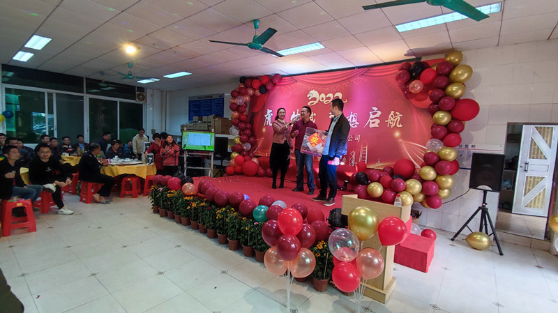 把酒聯（lián）歡（huān） 聚會（huì）賀新年