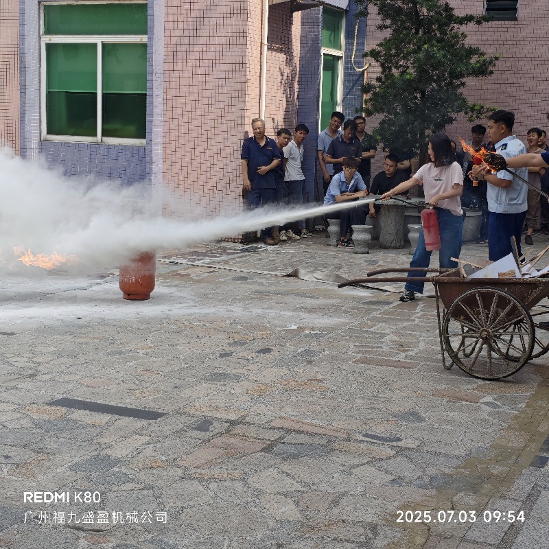 夏季消防（fáng）實踐,美女（nǚ）們（men）一槍搞（gǎo）定